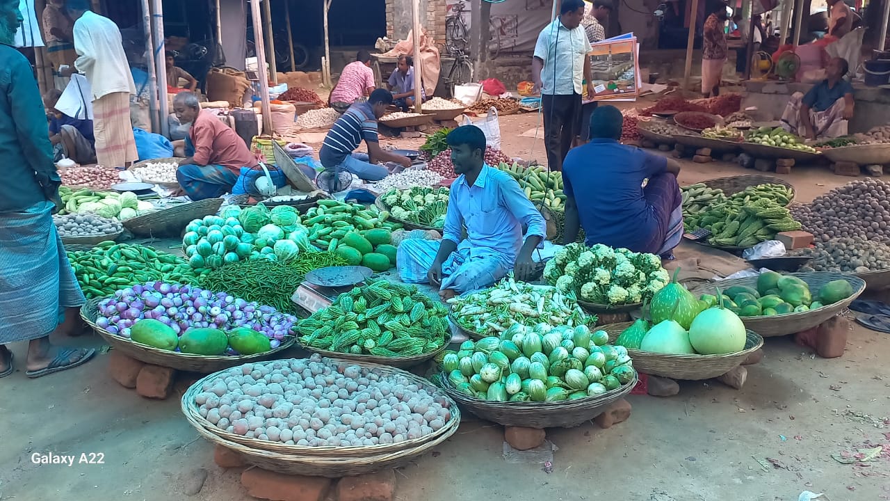 বিরামপুরে সবজির চড়া দামে ভোগান্তিতে ক্রেতারা